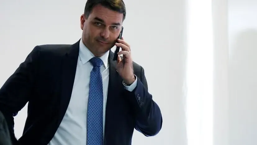 Flávio Bolsonaro é intimado pela PF a entregar passaportes e fica proibido de deixar o Brasil