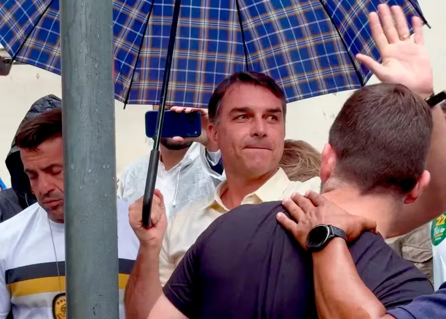 PF aciona Argentina e apura possível fuga de Flávio Bolsonaro para os EUA pelo país